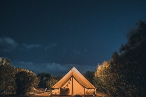 Un camping sauvage en pleine nature.
