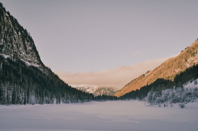 Emplacements de tente spacieux dans un camping savoyard, offrant un cadre montagnard paisible avec accès aux sentiers de randonnée et activités en plein air.